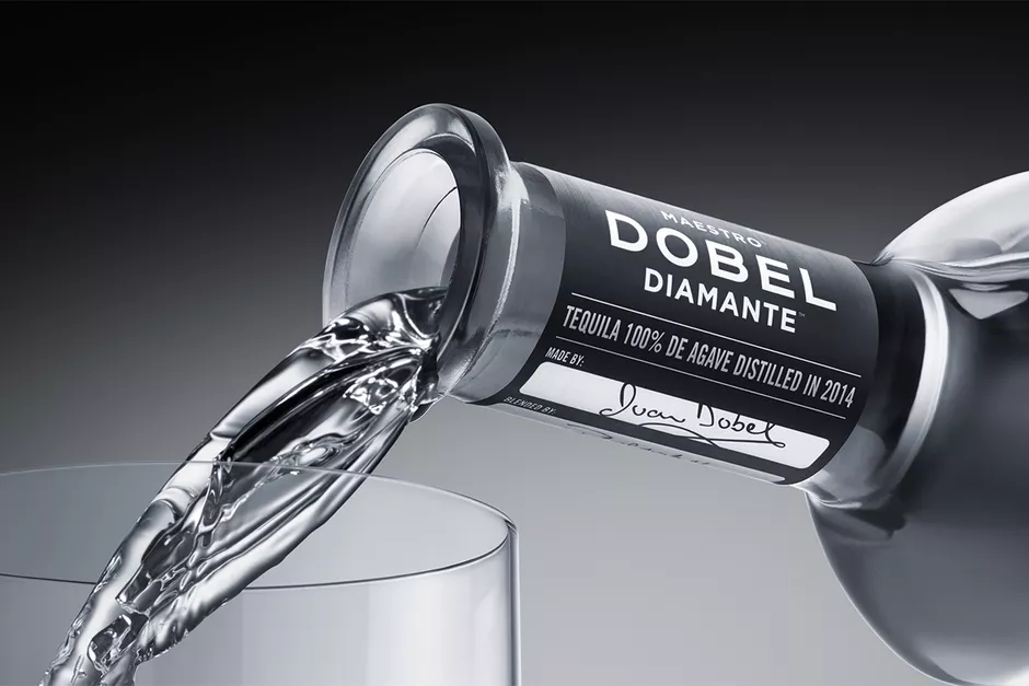 Maestro Dobel Diamante Tequila 被倒入玻璃杯中。