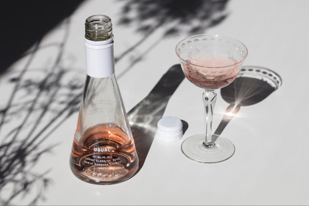 白葡萄酒杯：通常的葡萄酒瓶和桌上的玛格丽塔酒杯