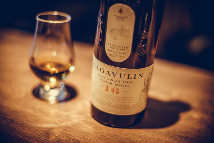 Lagavulin 苏格兰威士忌酒瓶和 dram