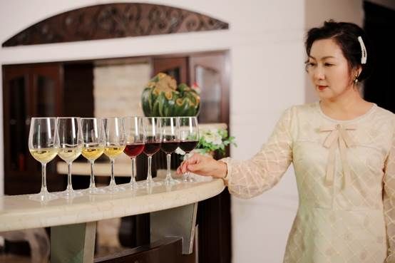 《葡萄酒》杂志访谈云仓酒庄首席品酒师荆芳，葡萄酒传统业务线上化，更要重视经销商培训